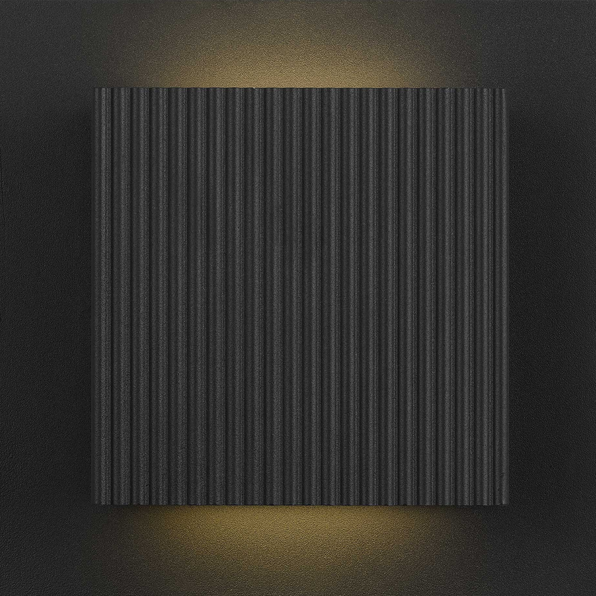 Aplique de pared exterior LED Surquela en una fachada moderna – imagen 4