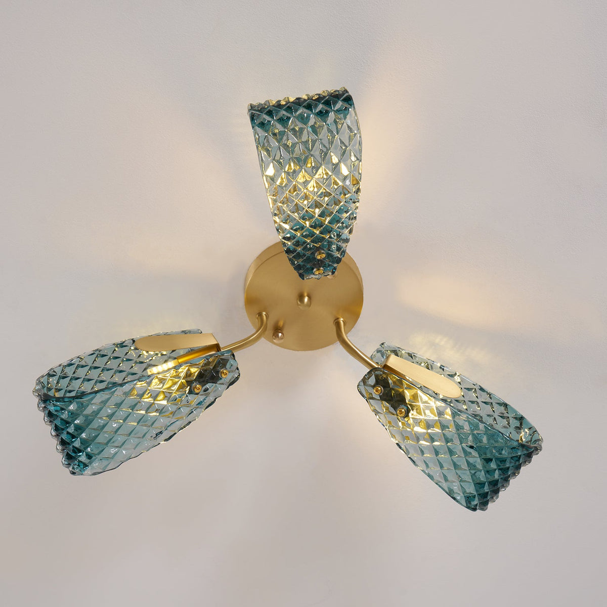 Lámpara de techo de cristal azul Rombela en un salón elegante – imagen 15