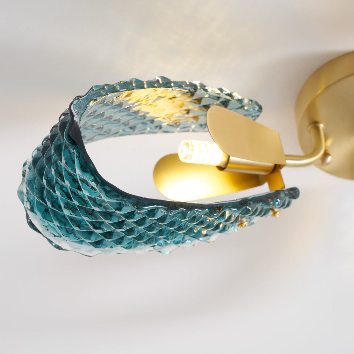 Lámpara de techo de cristal azul Rombela en un salón elegante – imagen 17