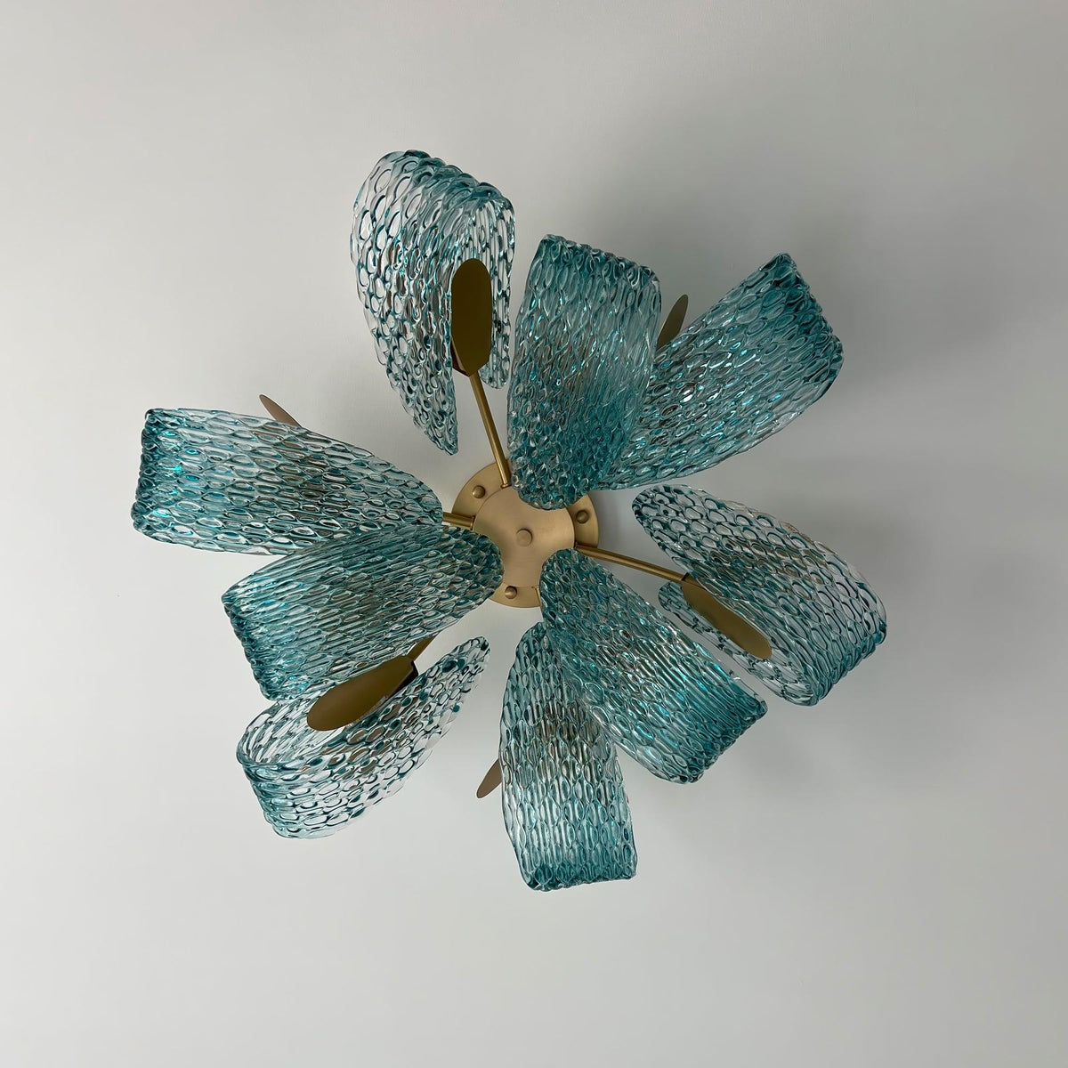 Lámpara de techo de cristal azul Rombela en un salón elegante – imagen 5
