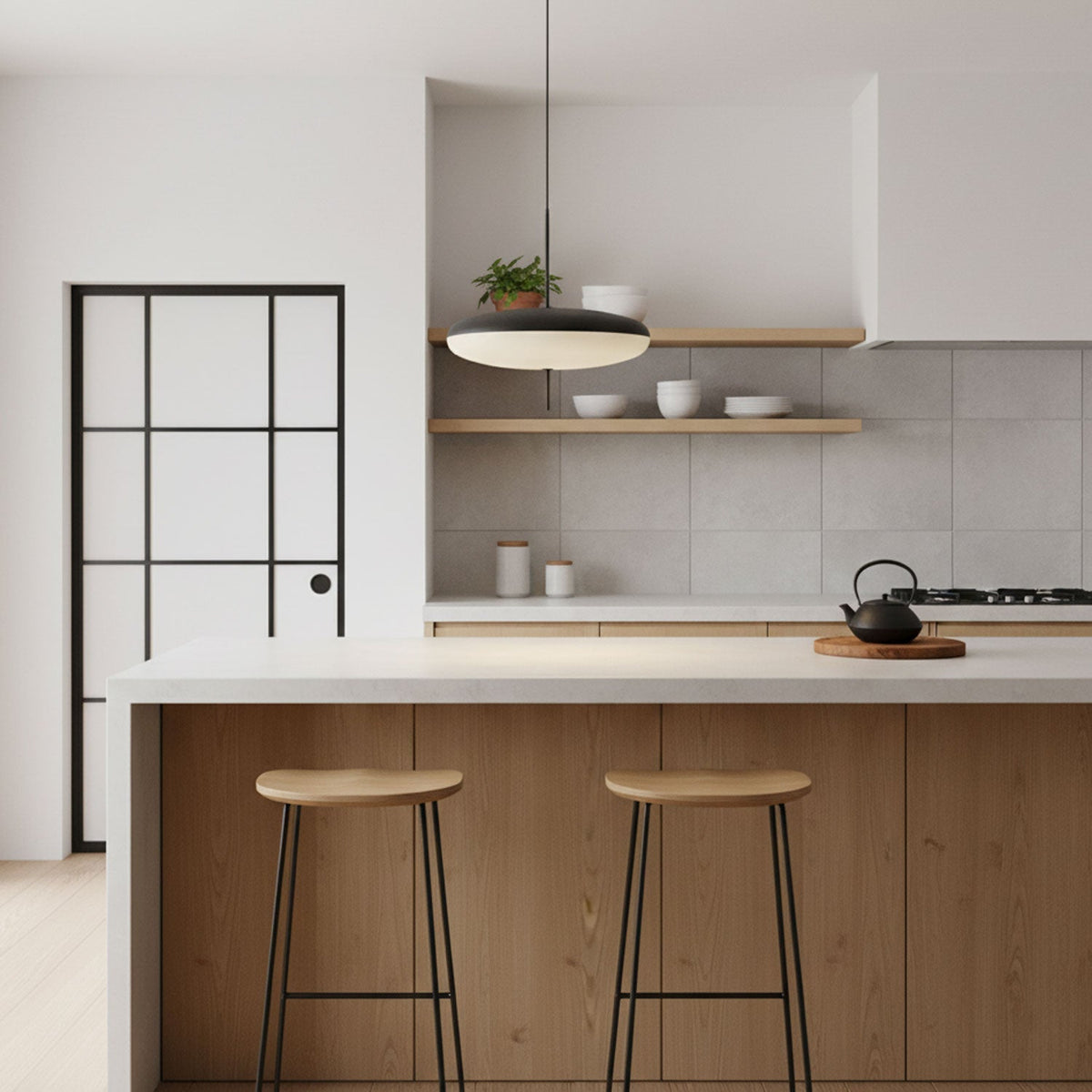 Lámpara colgante de disco opalino Abrela – en negro sobre una isla de cocina