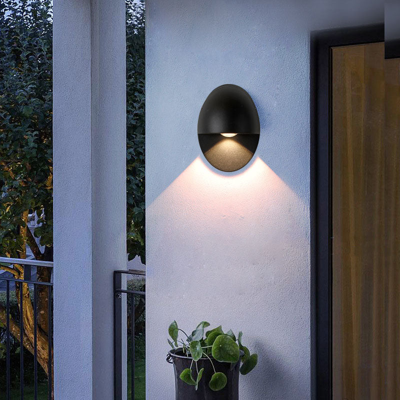 Aplique de pared exterior Yolena ovalado – acabado negro en una entrada exterior