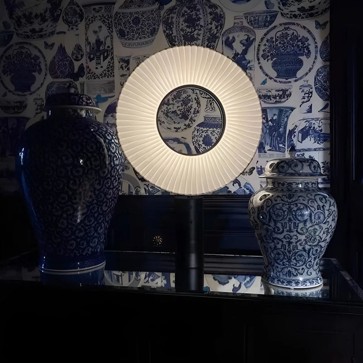 Japlisa - Lámpara de Mesa LED con Anillo de Tela Plisada y Base Negra