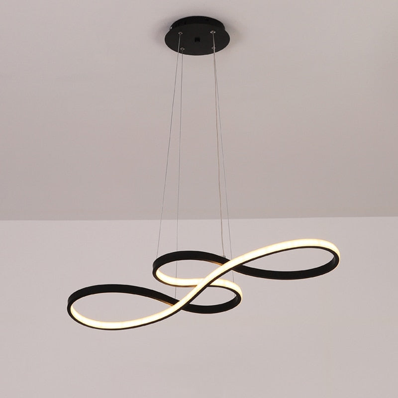 Lámpara colgante LED lineal Sonela sobre una mesa de comedor – imagen 5