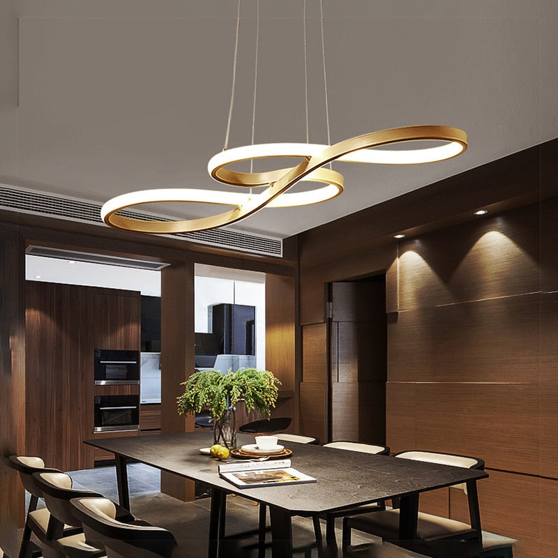 Lámpara colgante LED lineal Sonela sobre una mesa de comedor – imagen 2