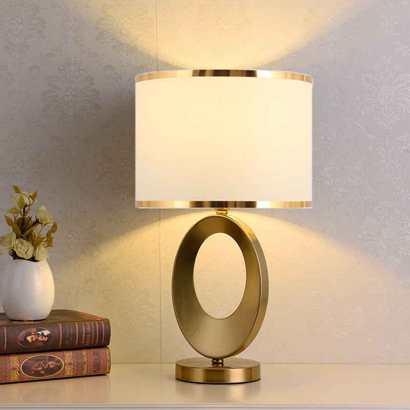 Lámpara de mesa Janilla con base de aro dorado – pantalla blanca con doble ribete dorado