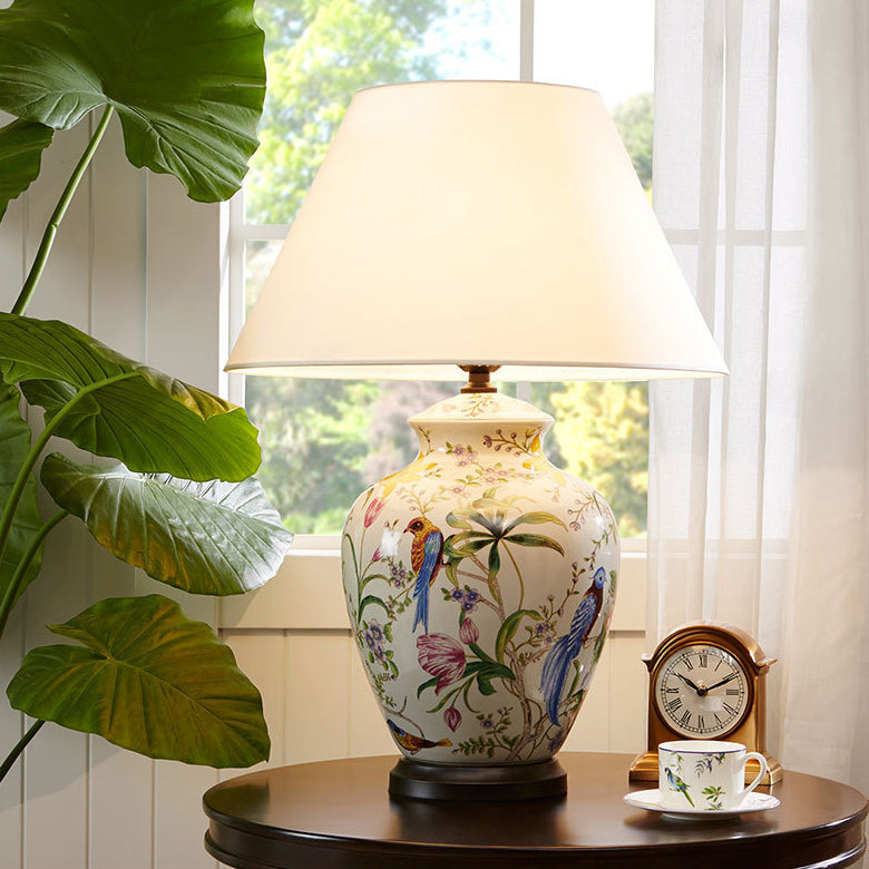 Lámpara de mesa de cerámica Garcela con flores y pájaros – junto a una ventana