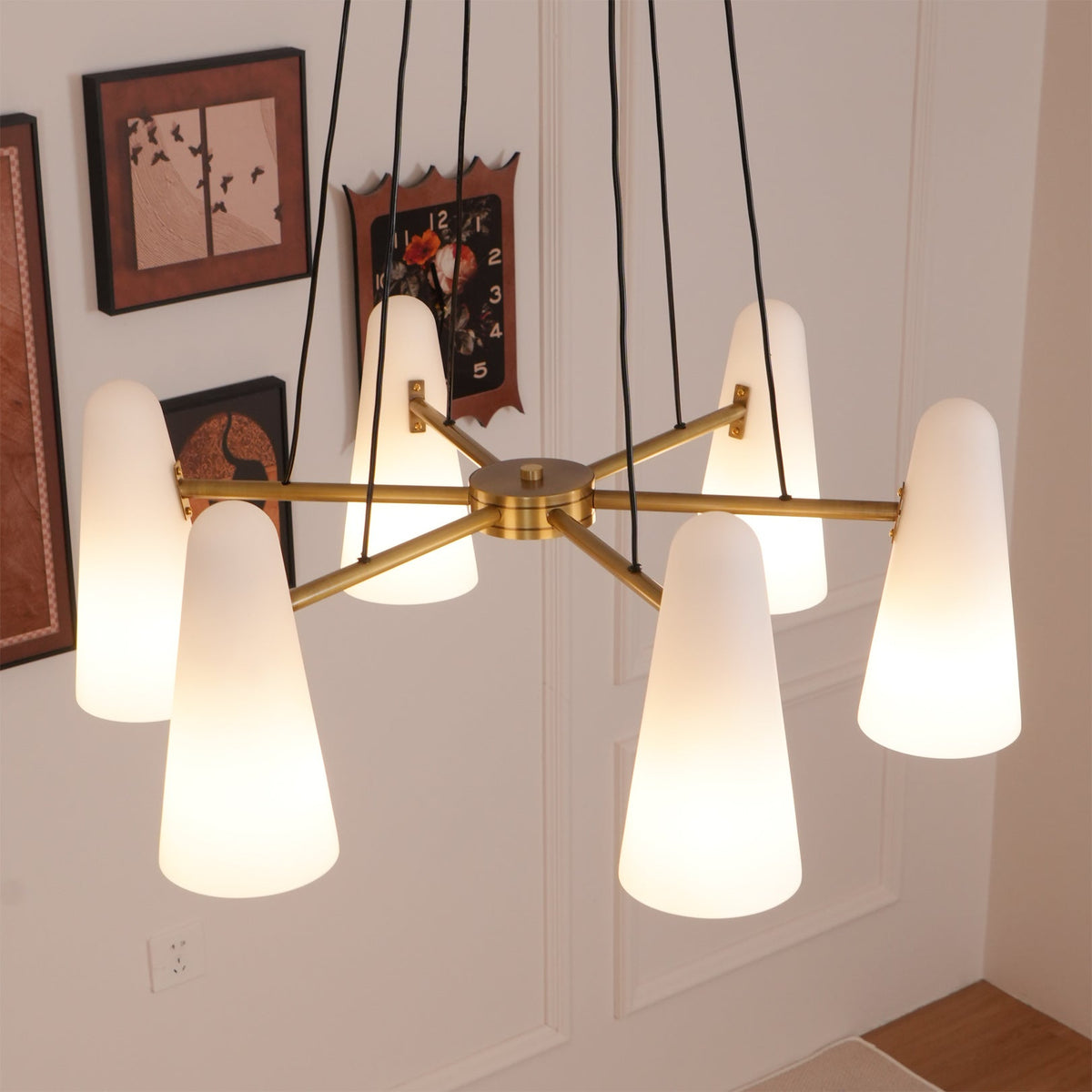 Lámpara araña de latón Valdora en un comedor elegante – imagen 13