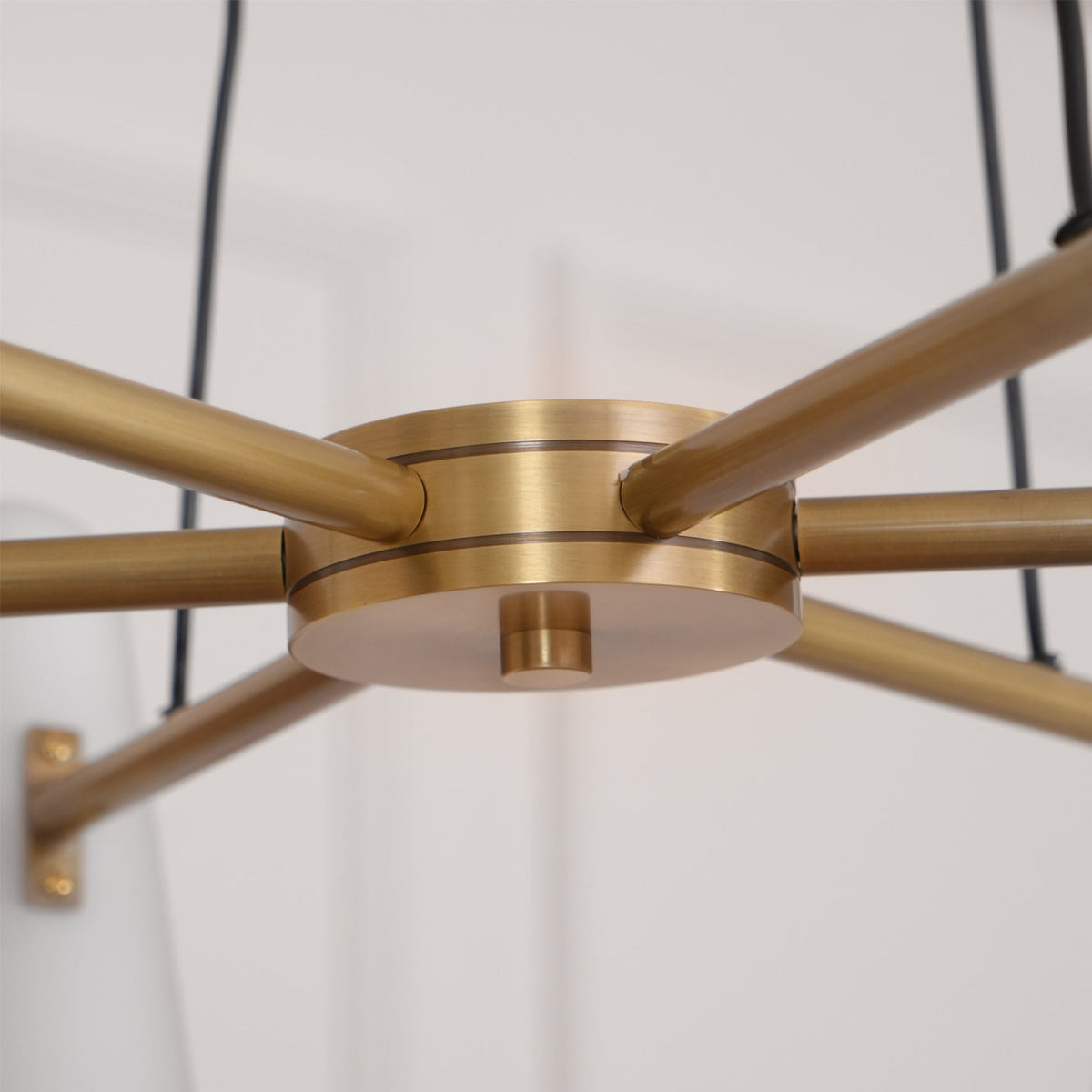 Lámpara araña de latón Valdora en un comedor elegante – imagen 15