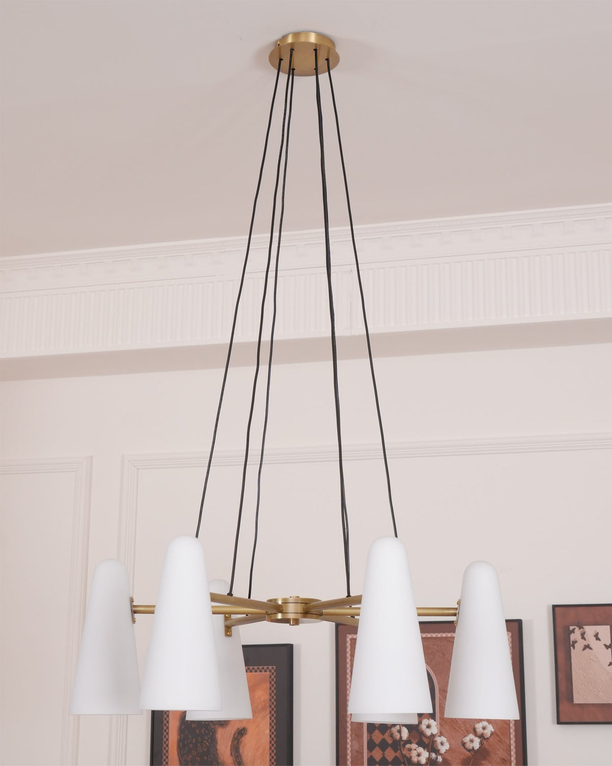 Lámpara araña de latón Valdora en un comedor elegante – imagen 17