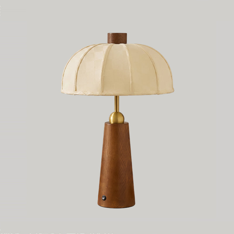 Lámpara de mesa de madera Toldina – nogal y dorado con pantalla beige sobre fondo gris