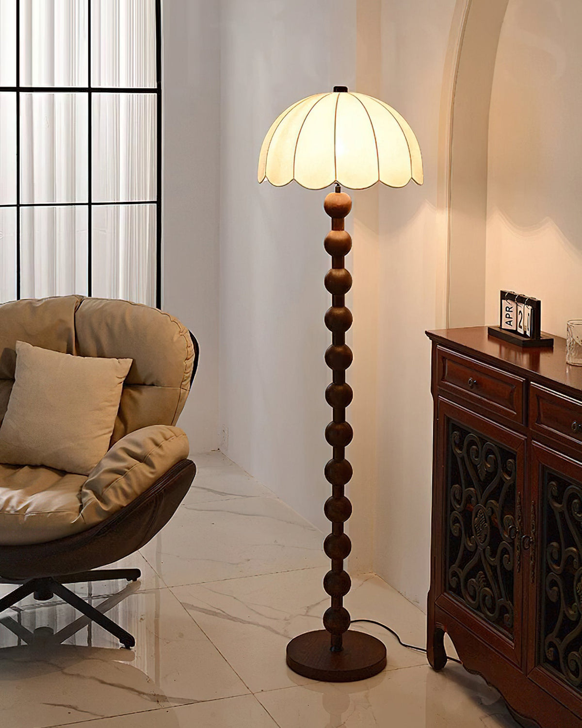 Lámpara de pie vintage Quentira en un salón acogedor – imagen 4