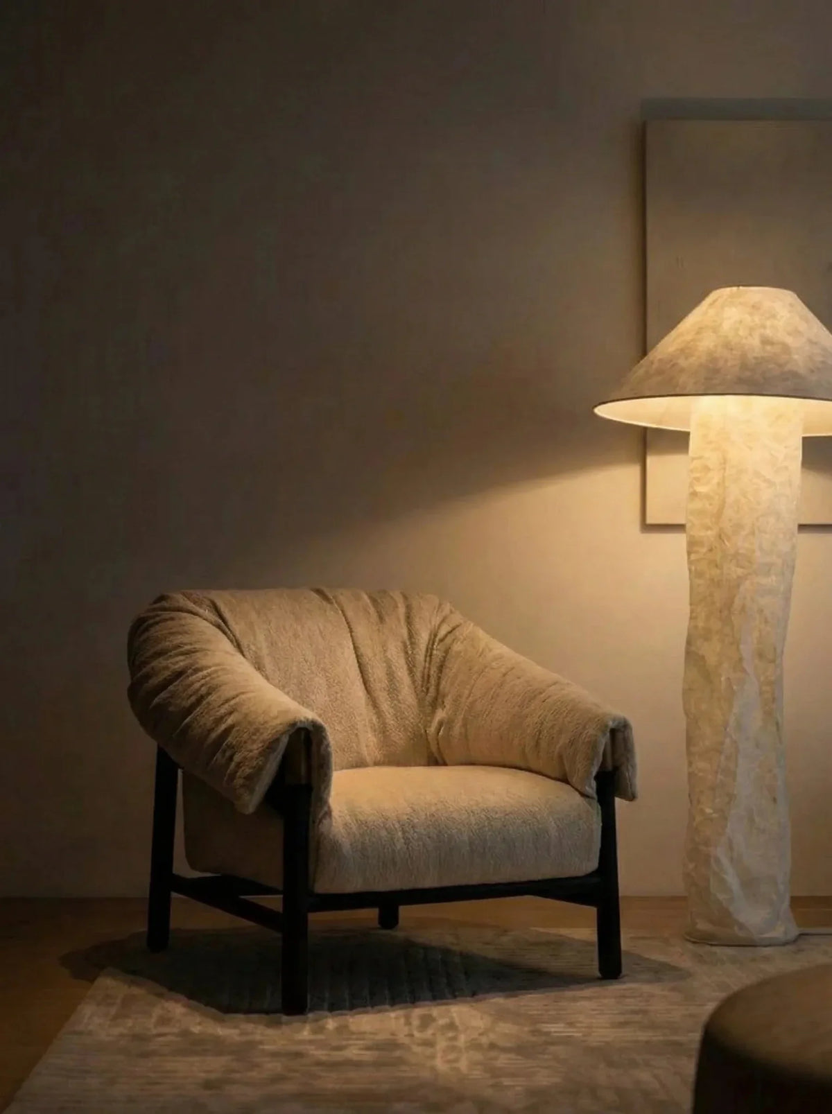 Lámpara seta de papel arrugado Setilda en un salón acogedor – imagen 6