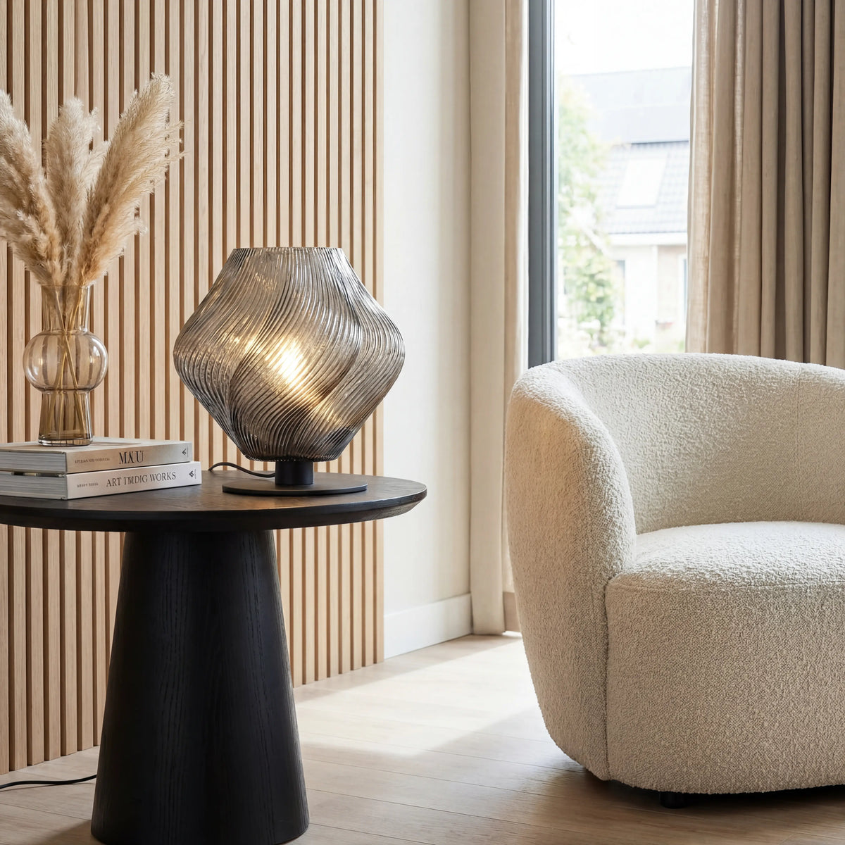 Lámpara de mesa de cristal ahumado Kristela en un salón acogedor – imagen 2