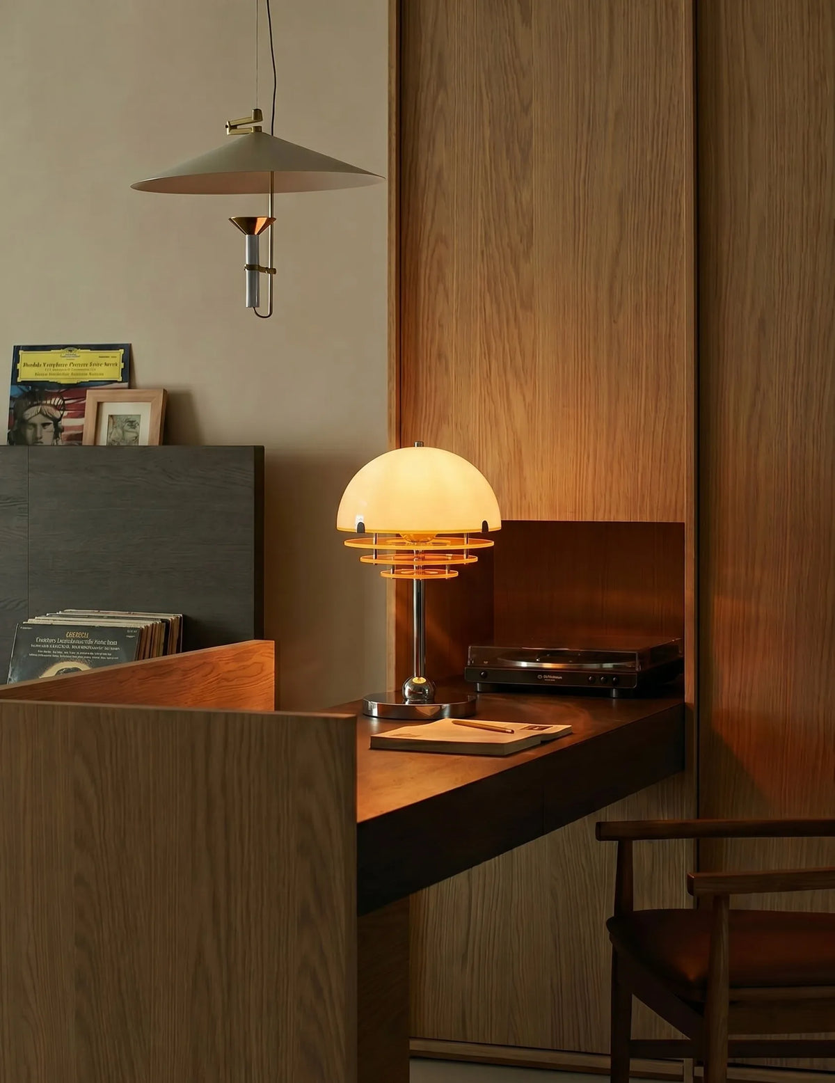 Ardora - Lámpara de Mesa Bauhaus con Cúpula Opal y Anillos Naranjas