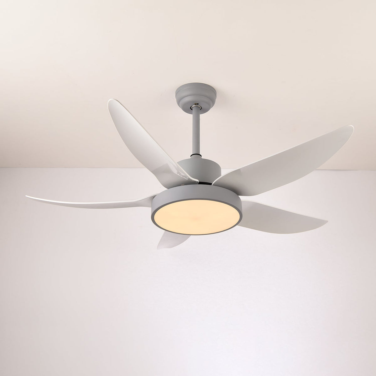 Ventilador de techo con luz Planeo en un salón moderno – imagen 18
