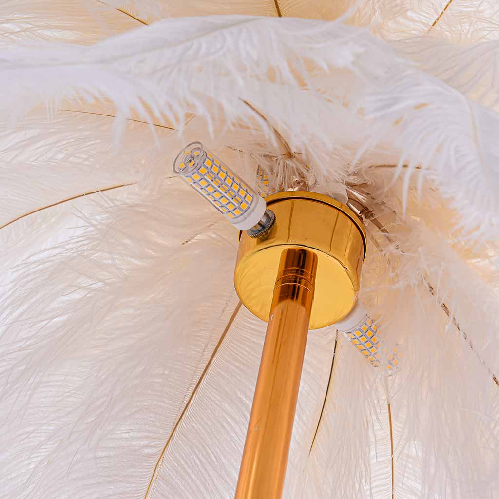 Lámpara de pie de plumas Truzela – detalle de las bombillas bajo las plumas