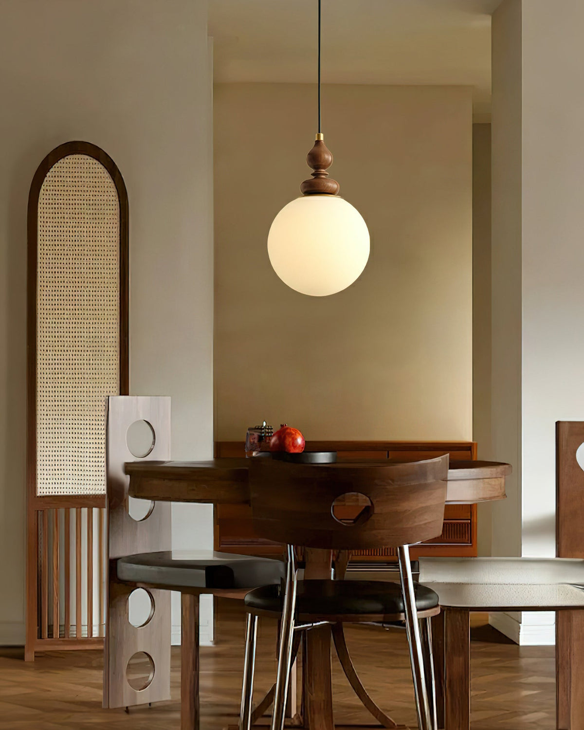 Lámpara colgante nórdica de nogal Castaña sobre una mesa de comedor – imagen 11