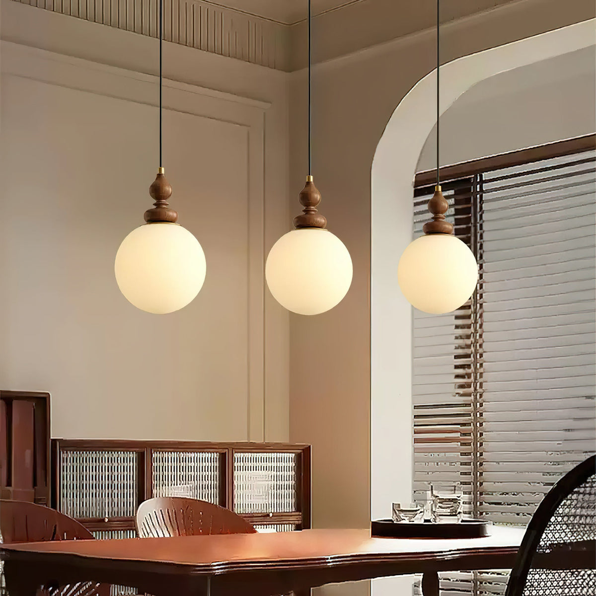 Lámpara colgante nórdica de nogal Castaña sobre una mesa de comedor – imagen 4