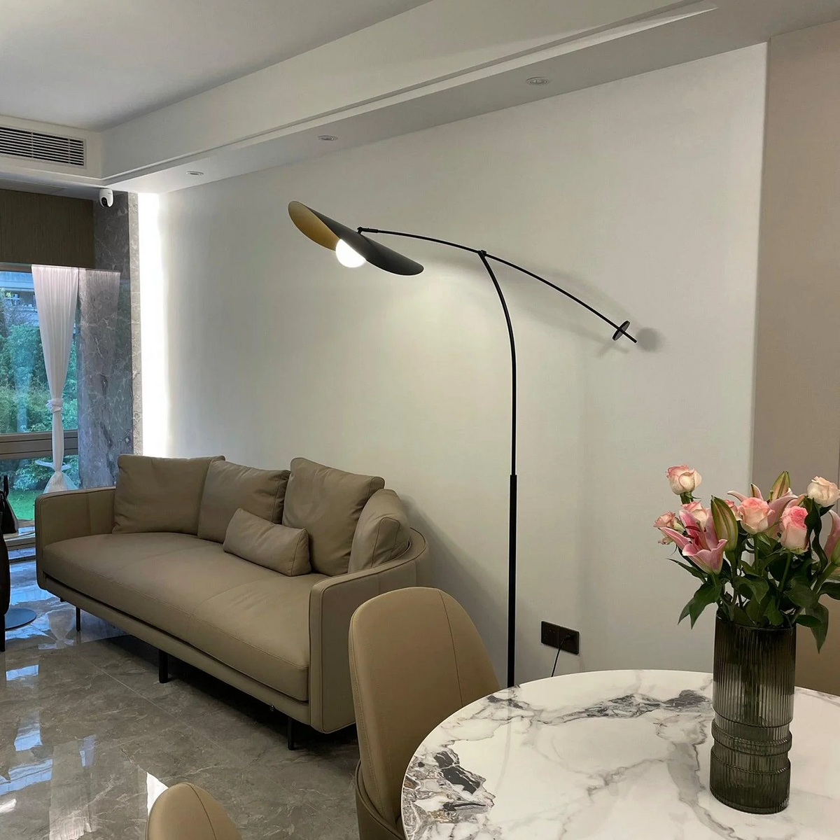 Lámpara de pie de brazo largo Volaira en un salón nórdico – imagen 26