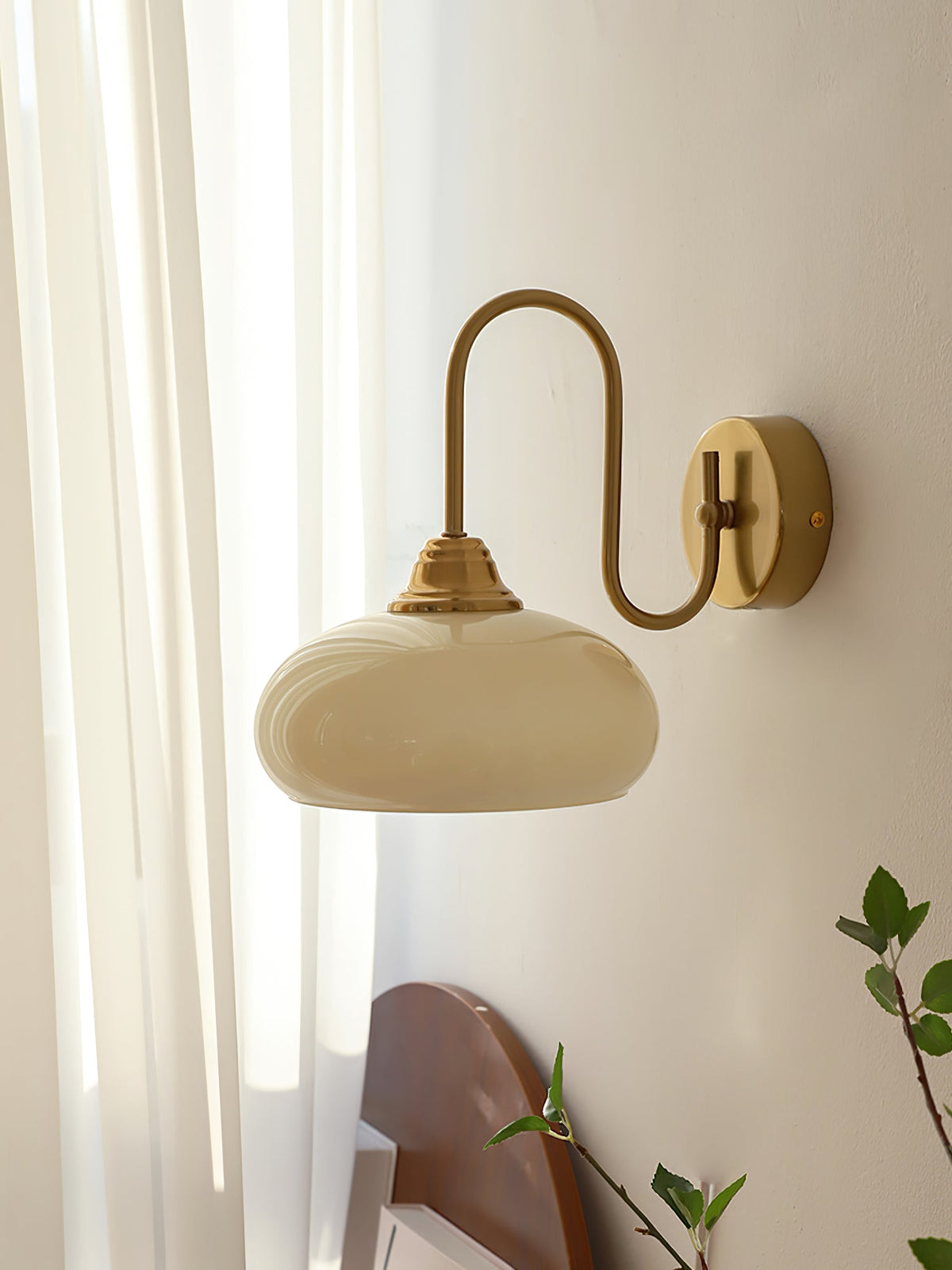 Aplique de pared de cristal Pomela en un dormitorio acogedor – imagen 20