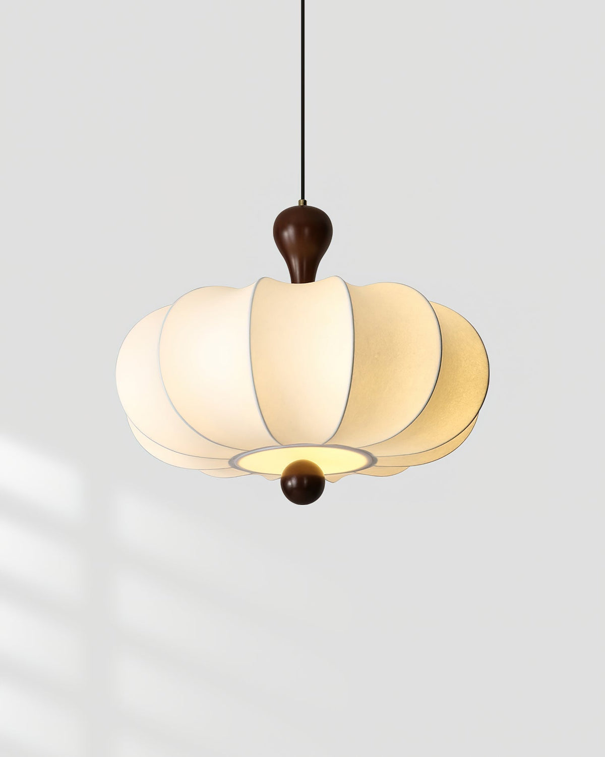 Lámpara colgante de tela Plumilla en un salón sereno – imagen 9