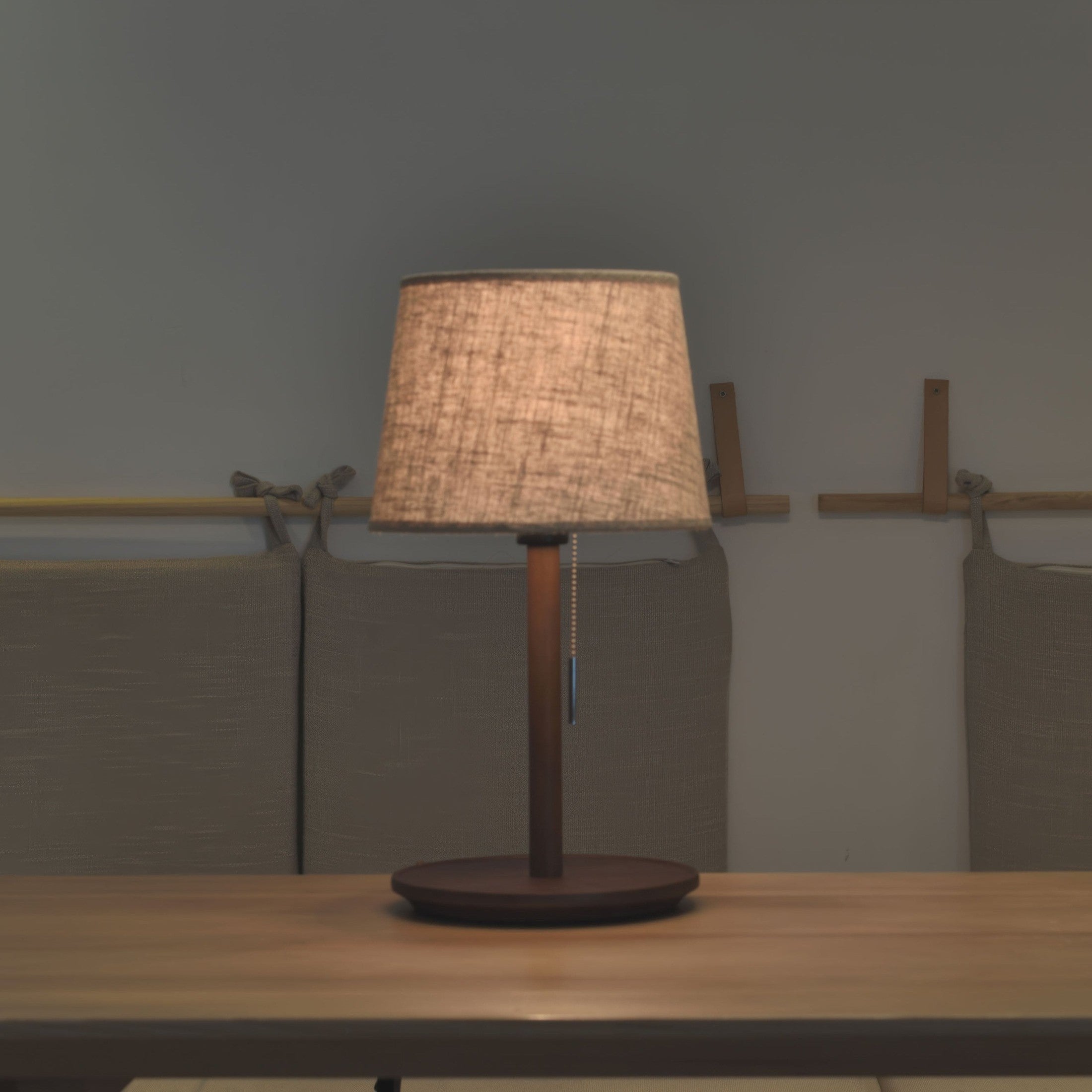 NogalLuz – Lámpara de Mesa con Pantalla de Tela Sofisticada