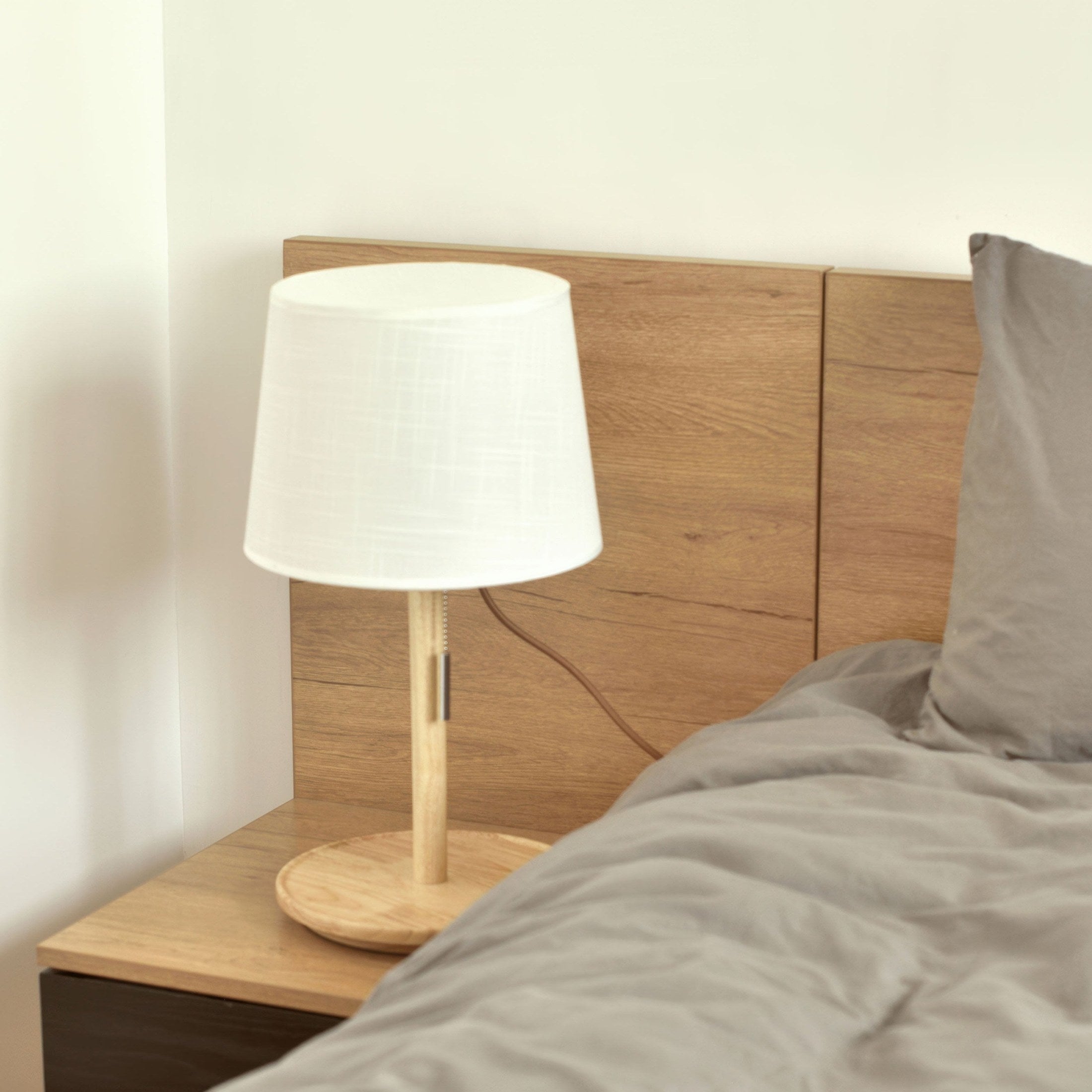 NogalLuz – Lámpara de Mesa con Pantalla de Tela Sofisticada