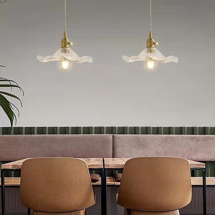 Floralia - Lámpara de Mesa Floral Elegante con Detalles en Latón