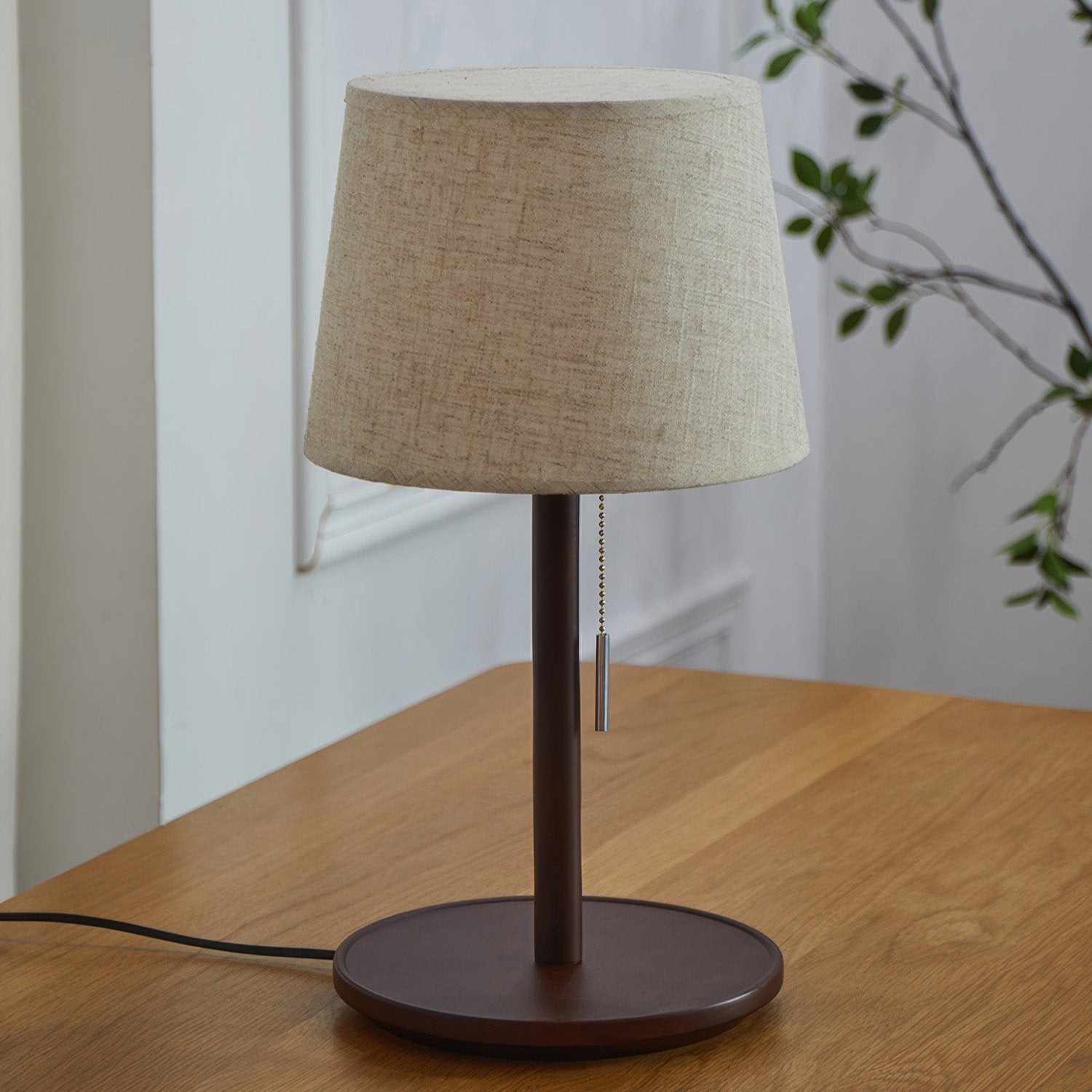 NogalLuz – Lámpara de Mesa con Pantalla de Tela Sofisticada