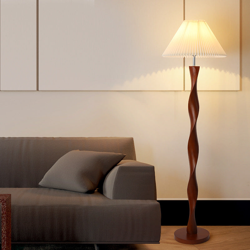 Lámpara de pie de madera torneada nogal Vandira en un salón de estilo japandi – imagen 3