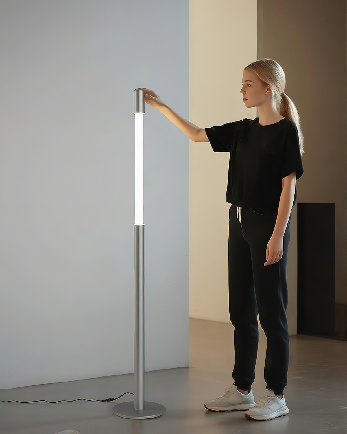 Lámpara de pie LED columna Tizona – plateada encendida