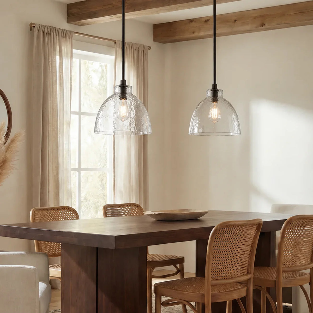 Lámpara colgante de cristal martillado Hielina sobre una isla de cocina – imagen 13
