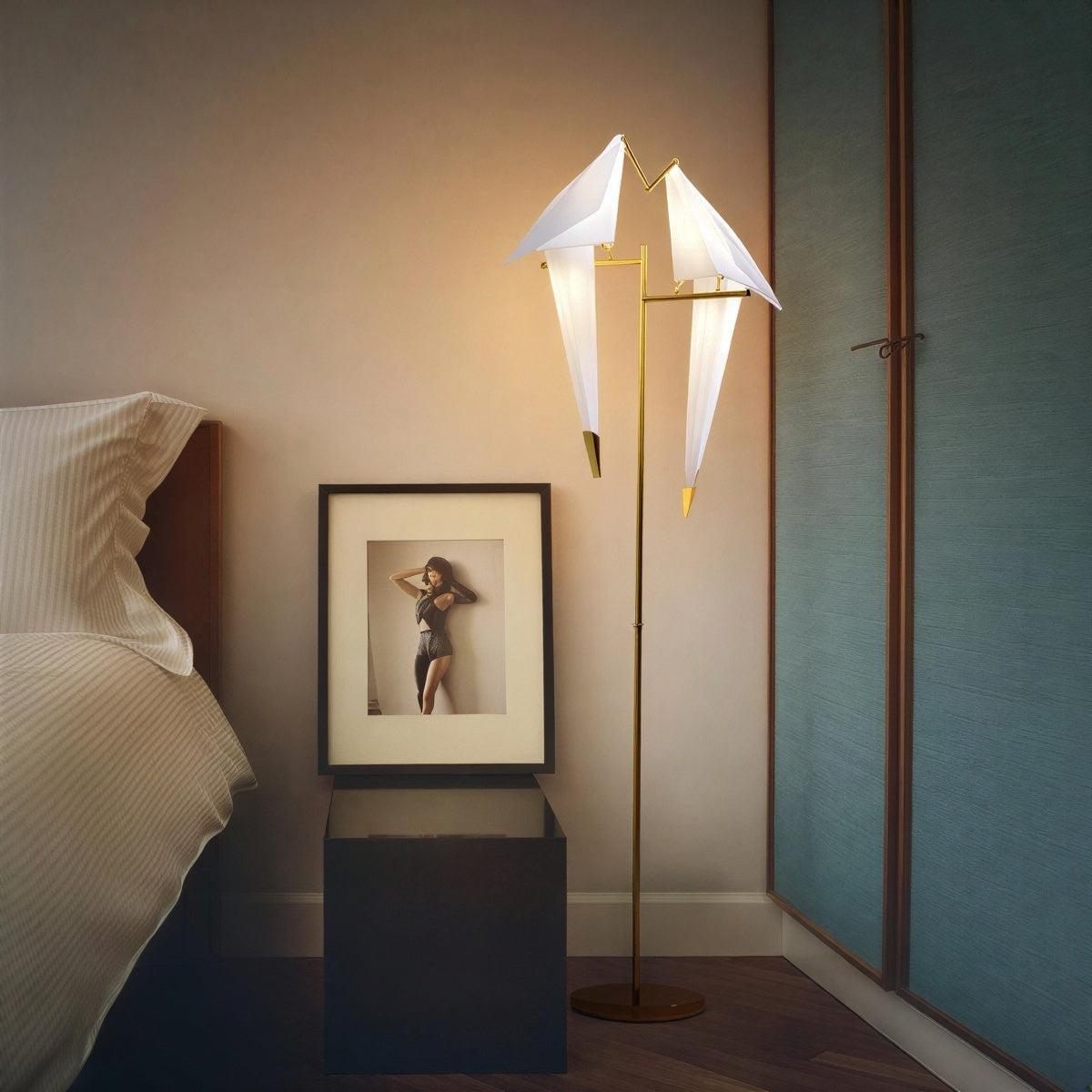Lámpara LED con pájaros de origami Tordina – versión de pie doble en un dormitorio