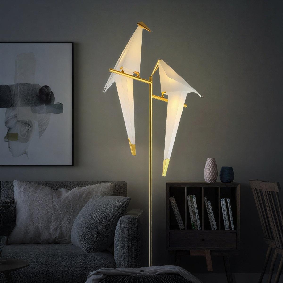 Lámpara LED con pájaros de origami Tordina – versión de pie doble encendida en un salón