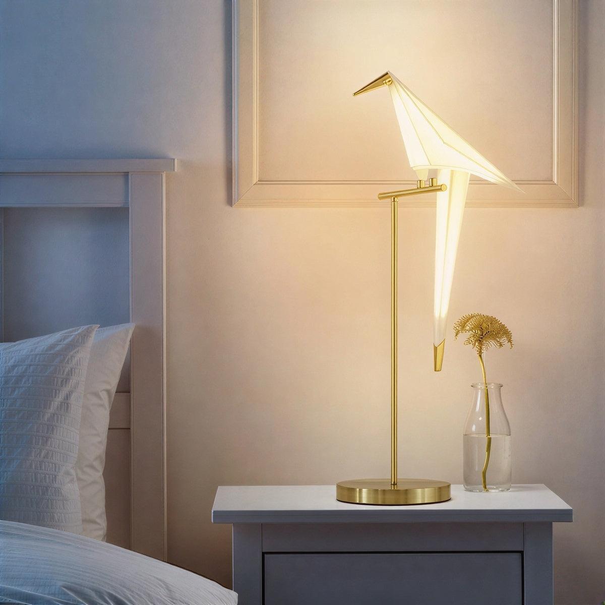 Lámpara LED con pájaros de origami Tordina – versión de mesa en una mesilla de noche