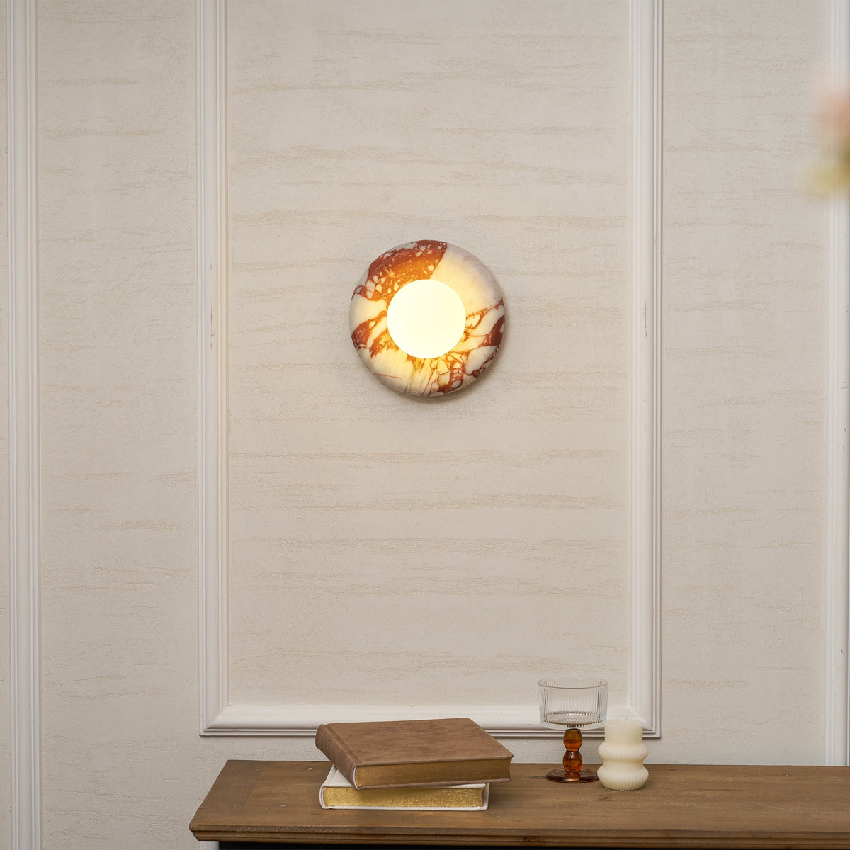 Aplique de pared de mármol Mangrana en un salón acogedor – imagen 17