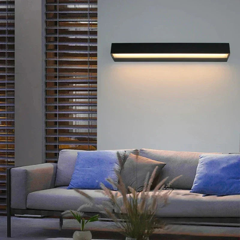 Aplique de pared LED Luzaro, diseño moderno y resistente, ideal para exteriores, con luz cálida y materiales de alta calidad.
