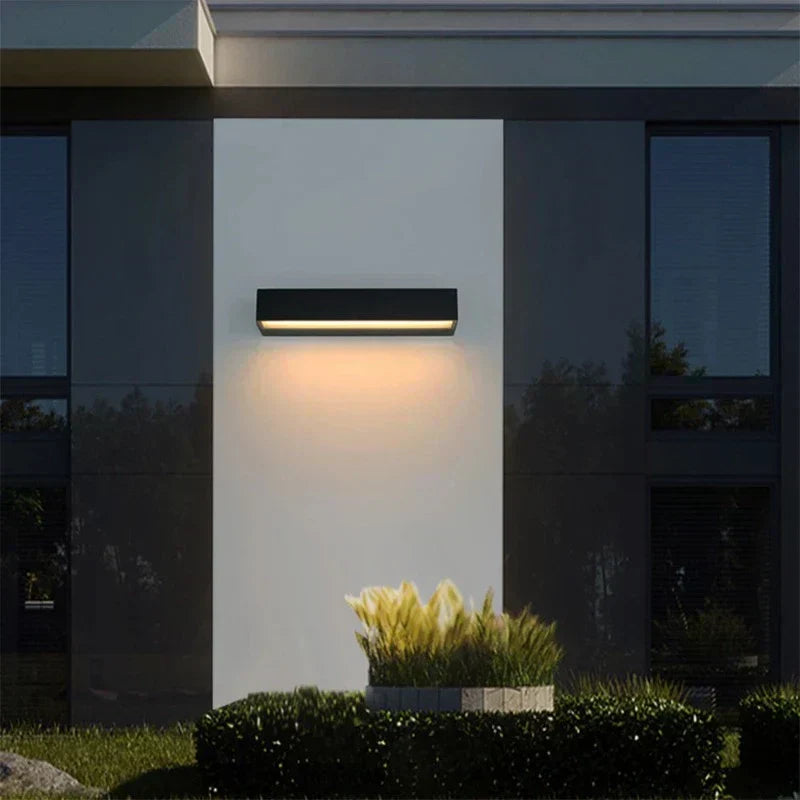 Aplique de pared LED Luzaro, diseño moderno y resistente, ideal para exteriores, con luz cálida y materiales de alta calidad.