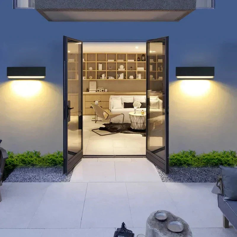 Aplique de pared LED Luzaro, diseño moderno y resistente, ideal para exteriores, con luz cálida y materiales de alta calidad.