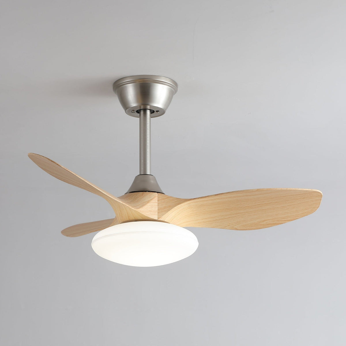 Ventilador de techo con luz Curvela en un dormitorio sereno – imagen 13