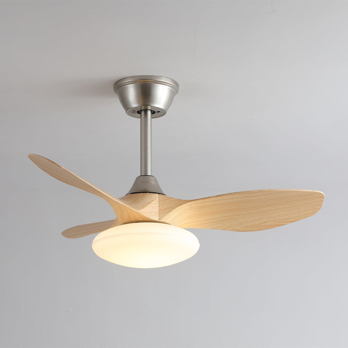 Ventilador de techo con luz Curvela en un dormitorio sereno – imagen 14