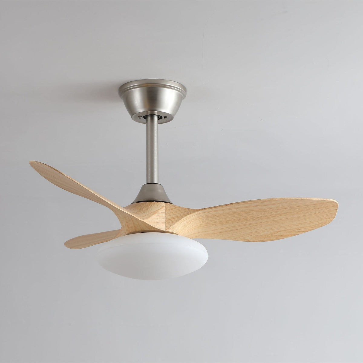Ventilador de techo con luz Curvela en un dormitorio sereno – imagen 15