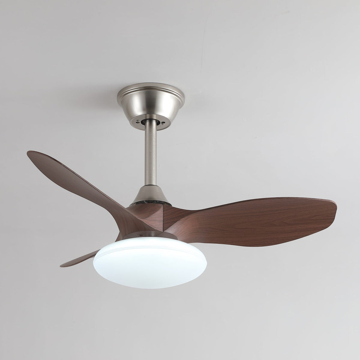 Ventilador de techo con luz Curvela en un dormitorio sereno – imagen 3