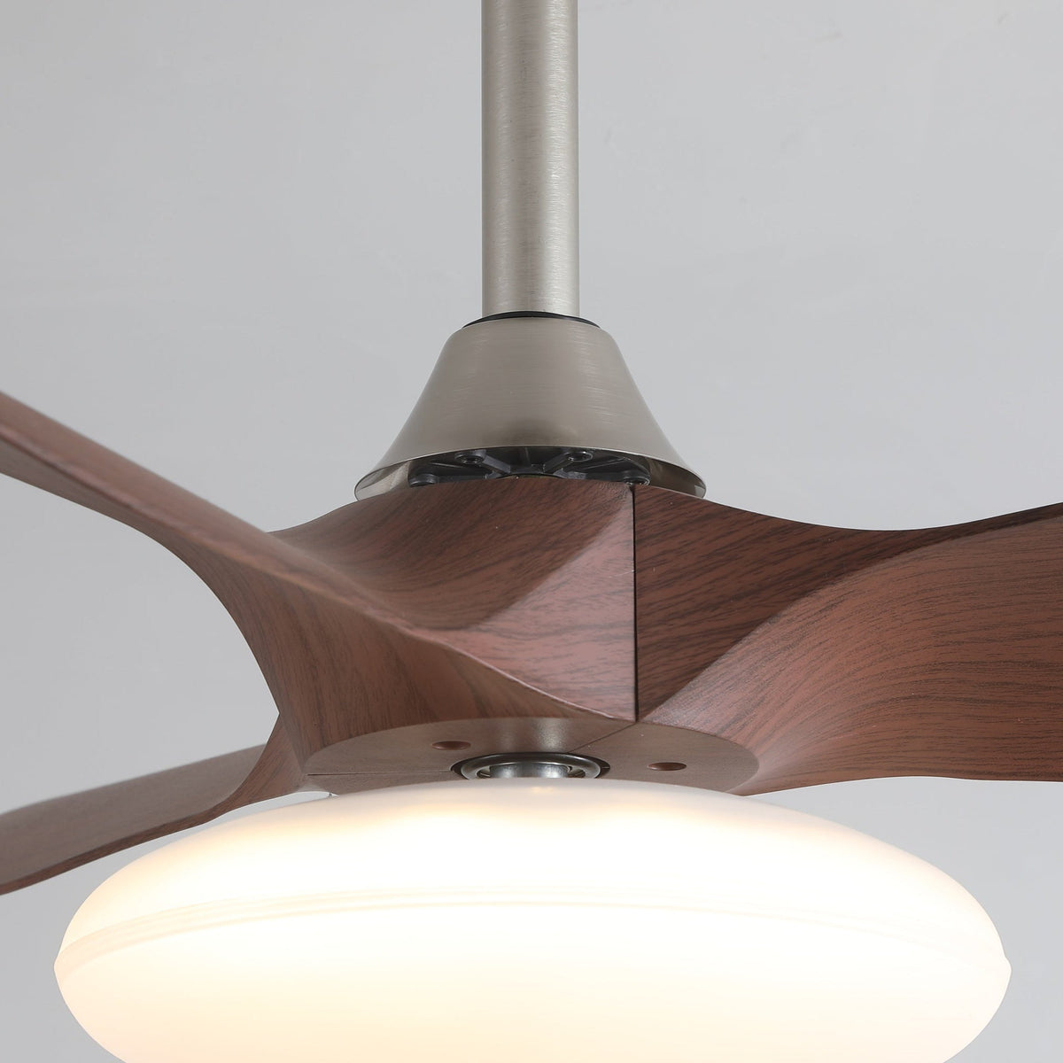 Ventilador de techo con luz Curvela en un dormitorio sereno – imagen 7
