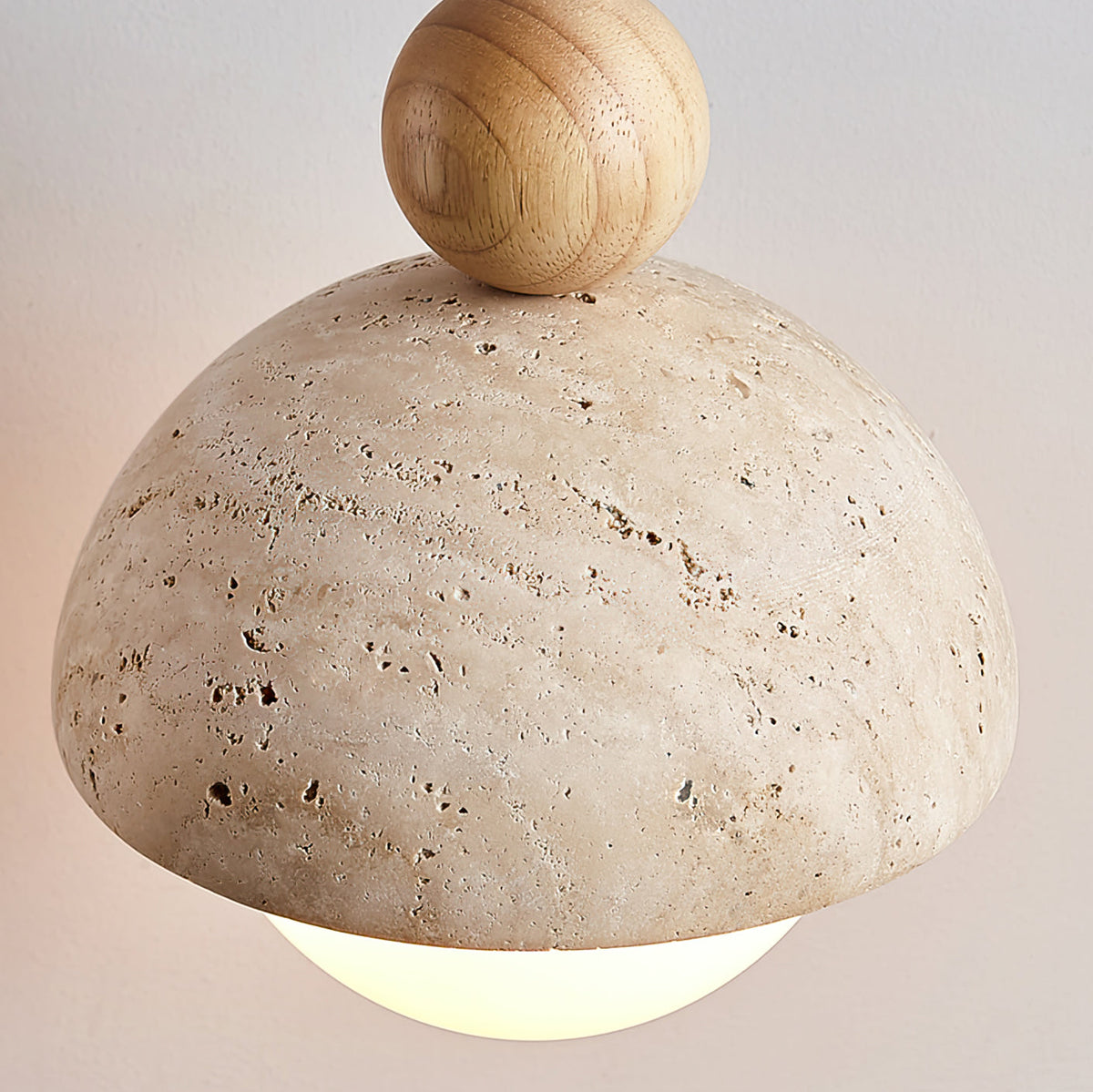 Lámpara colgante de travertino Roquela sobre una mesa de comedor – imagen 28