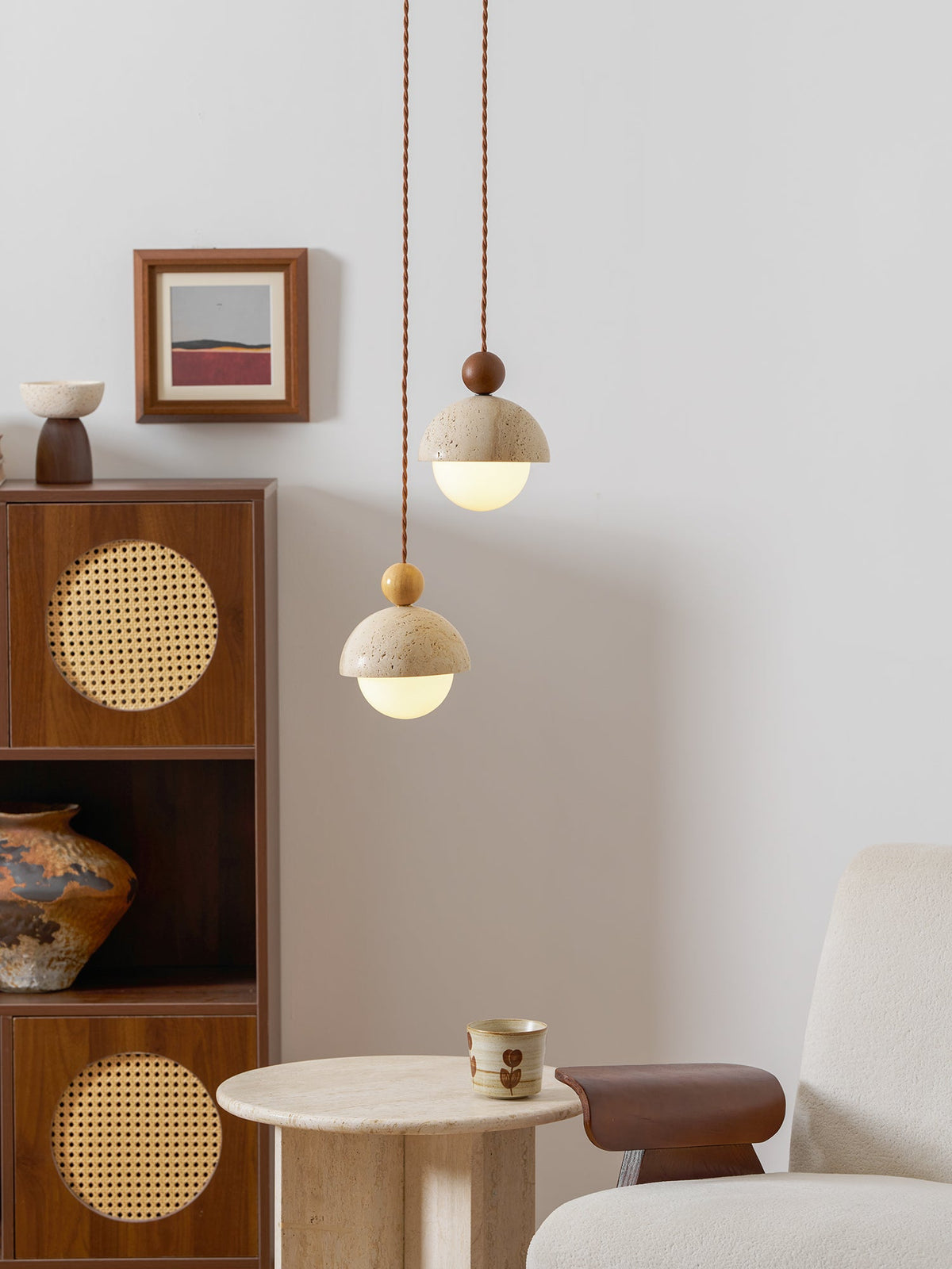 Lámpara colgante de travertino Roquela sobre una mesa de comedor – imagen 25