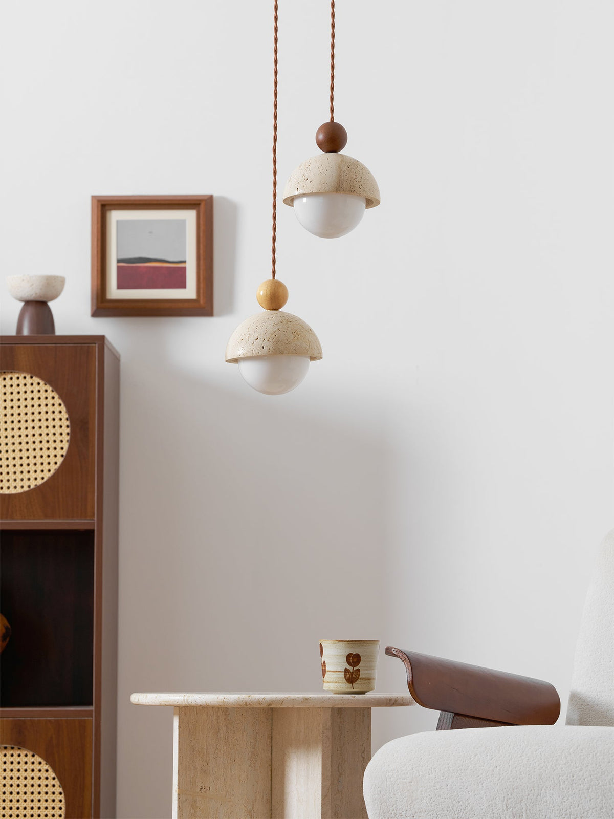 Lámpara colgante de travertino Roquela sobre una mesa de comedor – imagen 24