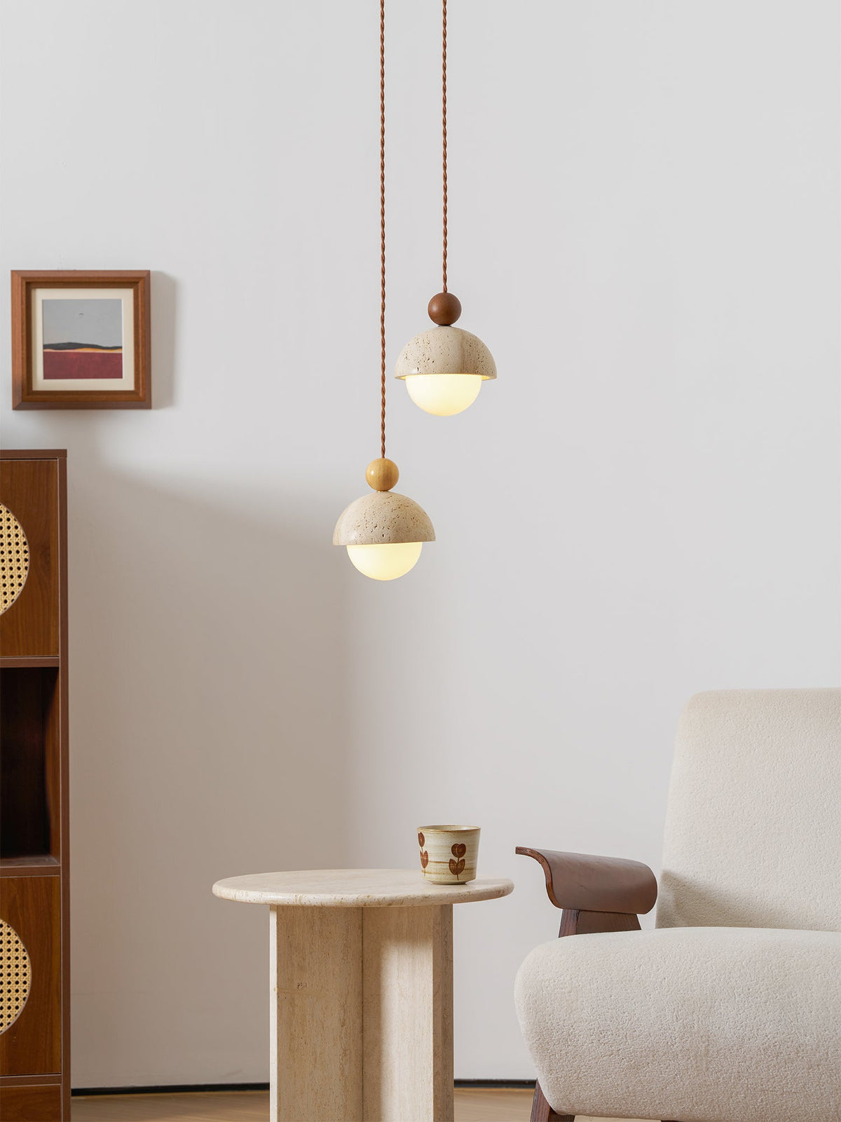 Lámpara colgante de travertino Roquela sobre una mesa de comedor – imagen 26