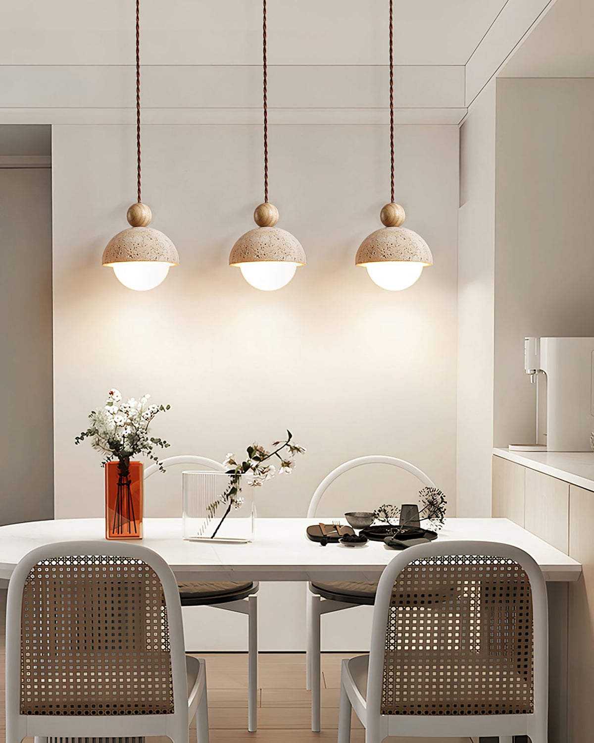 Lámpara colgante de travertino Roquela sobre una mesa de comedor – imagen 19